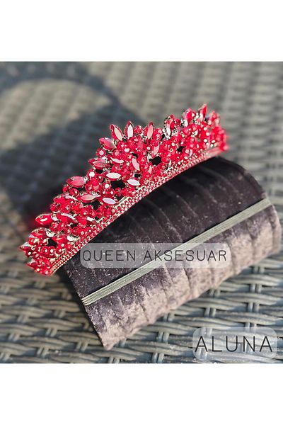 QUEEN AKSESUAR Aluna Ruby Red Crystal Stone Luxury Design Engagement Bridal Tiara Metal Crown with High Authentic Motif