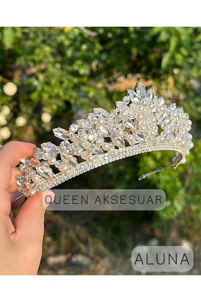 QUEEN AKSESUAR تاج زفاف فاخر من ALUNA مرصع باللؤلؤ والأحجار الكريمة البيضاء بتصميم فاخر ونمط معدني عالي الجودة