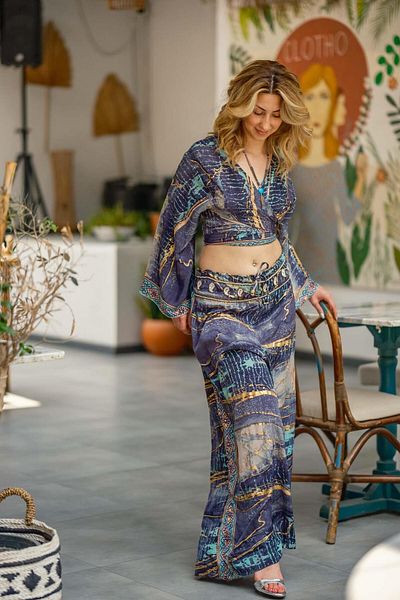 Miss Boheme طقم بلوزة بنطلون مطرزة باللون الفيروزي مع تفاصيل ذهبية