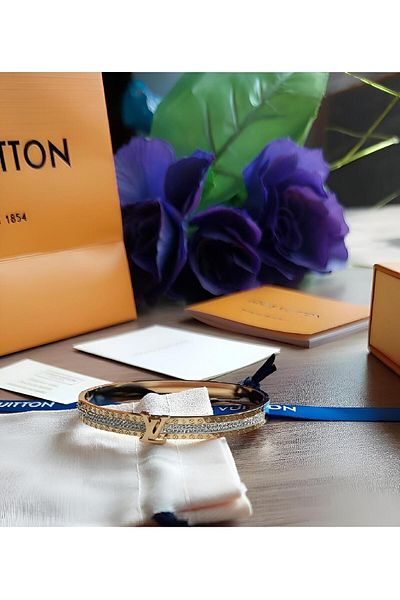 SUNSAP Elegant bracelet with a distinctive design
