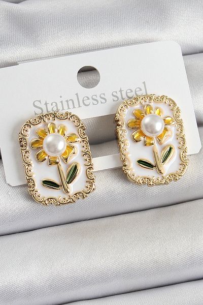 Kuzgun Ticaret Brass White Enamel Daisy Figured Artistic Portrait Model Gold Color Women's Earrings - Tj-Bkp10686