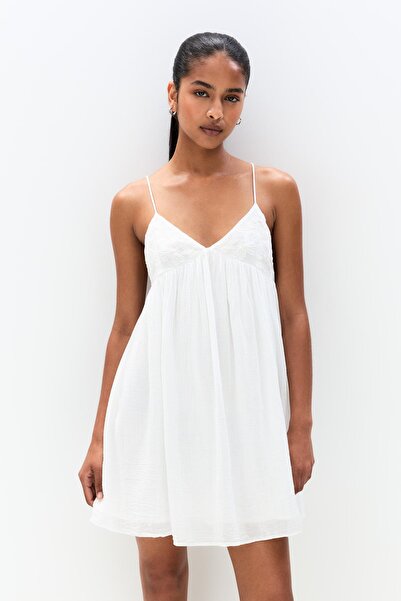 Pull & Bear İşlemeli beyaz kısa elbise