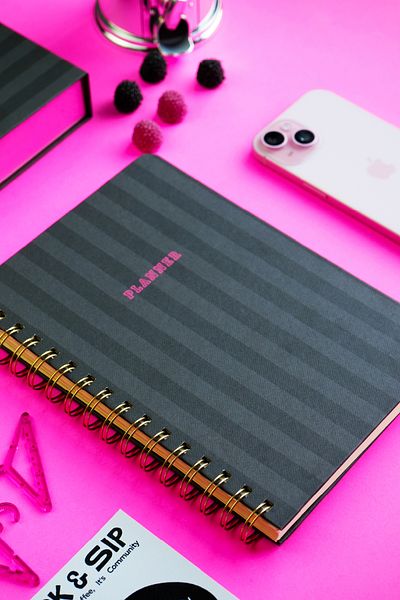 Victoria's Journals Седмичен планер с твърди корици, подвързан със спирала, без дата, с 12 отметки, 192 страници.
