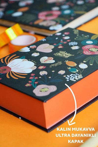 Victoria's Journals Настолен бележник с твърди корици. 80 грама хартия в цвят слонова кост, 340 листа. 11x15,8 см. Цветни кантове.