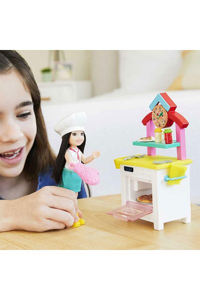 mattel Papusa Barbie Club Chelsea pizza chef, cu bucatarie si cuptor
