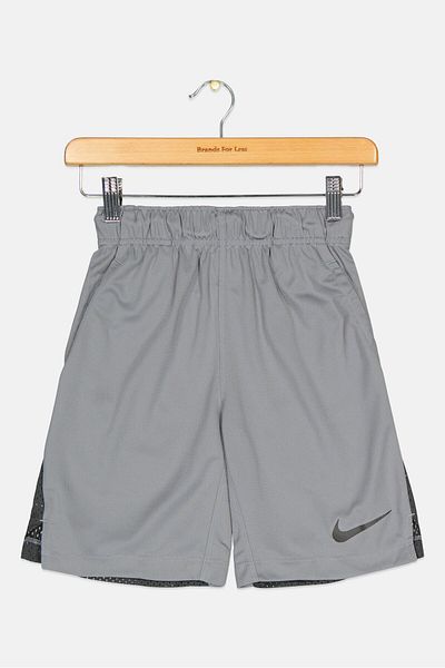 Nike شورت تدريب بشعار العلامة التجارية للأولاد من Sportswear Fit، باللون الرمادي