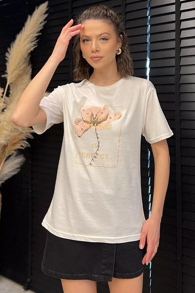 GÜLSELİ Tricou de damă cu decolteu crem cu imprimeu cu detalii de piatră