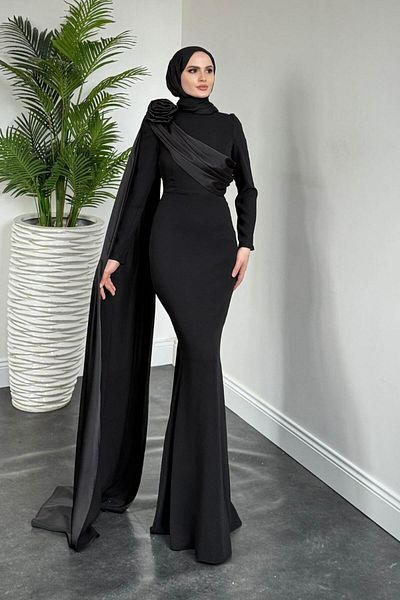 MERVEN AKYÜZ Βραδινό φόρεμα Castile Cape Shoulder Rose Μαύρο