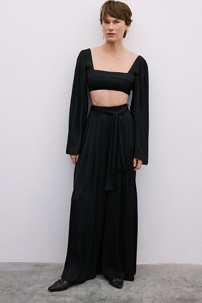 Rue Studio Μαύρη Crop Μπλούζα με Φαρδύ Μανίκι με Περιτύλιγμα ώμου