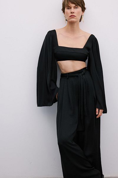 Rue Studio Μαύρη Crop Μπλούζα με Φαρδύ Μανίκι με Περιτύλιγμα ώμου