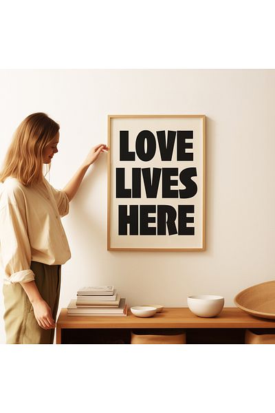 ARTHOUSECOLLECTIVE Love Lives Here – Μαύρο – Μοντέρνα γραφική τοιχογραφία – Αφίσα χωρίς πλαίσιο