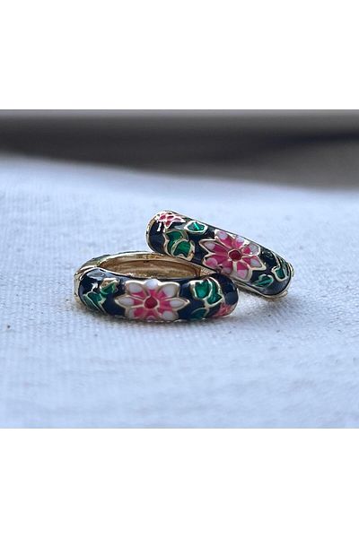 juleeco Black Enamel Covered Flower Leaf Pattern Gold Earrings (2cm)
