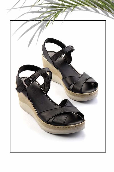 Bambi Schwarze Leder-Damenschuhe mit Keilabsatz K05281018403