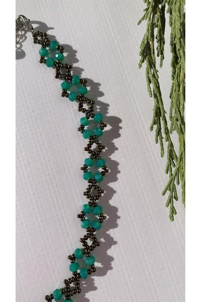 MISS GOLDEN Green Colored Crystal Beads and Platinum Colored Sand Beaded Bead Necklace with Silver Accessories