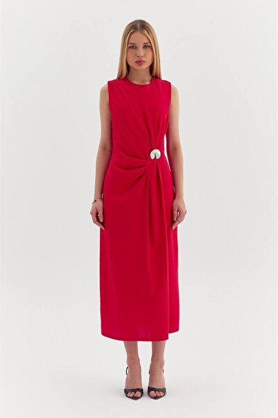 Genel Markalar Kırmızı Yandan Tokali Pile Detayli Kolsuz Elbise