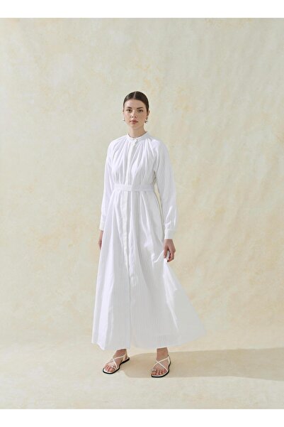 Merve Gültekin فستان القطن الأبيض