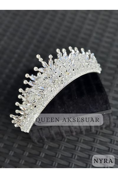 QUEEN AKSESUAR تاج زفاف فاخر من NYRA مرصع بأحجار كريستال بيضاء اللون وتصميم فاخر وقبعة معدنية ذات قمة عالية مع تصميم أصلي