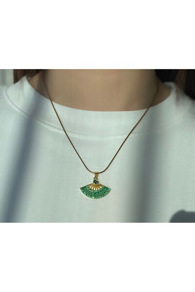 Bijoura Studio قلادة من الفولاذ باللون الأخضر مع شكل مروحة
