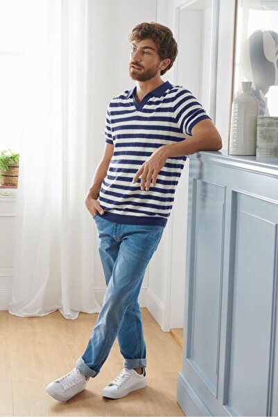 Tchibo قميص بولو رجالي مخطط بأكمام قصيرة وياقة منتشرة وقصة عادية، أبيض