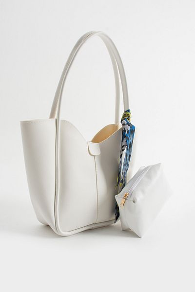 Judour Bags Geantă de umăr din piele moale cu detaliu eșarfă și cățeluș