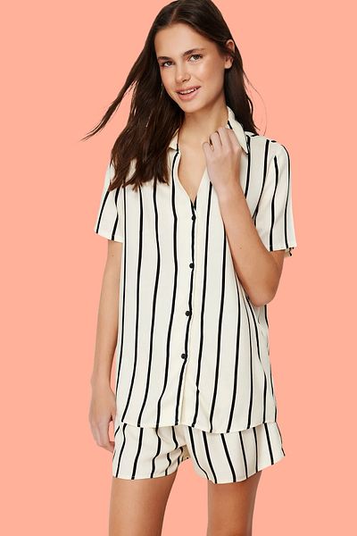 Trendyol Collection Ecrufarbenes, gestreiftes Pyjama-Set mit Viskose-Shorts – Kragendetail, THMSS24PT00050