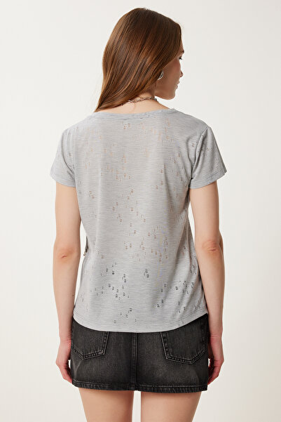 Happiness İstanbul Graues Melange-Strick-T-Shirt für Damen mit zerrissenen Details und Metall-Accessoires TP00101