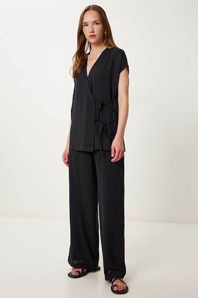Happiness İstanbul Schwarze Damenbluse mit Wickelkragen und Hosenanzug DD01355