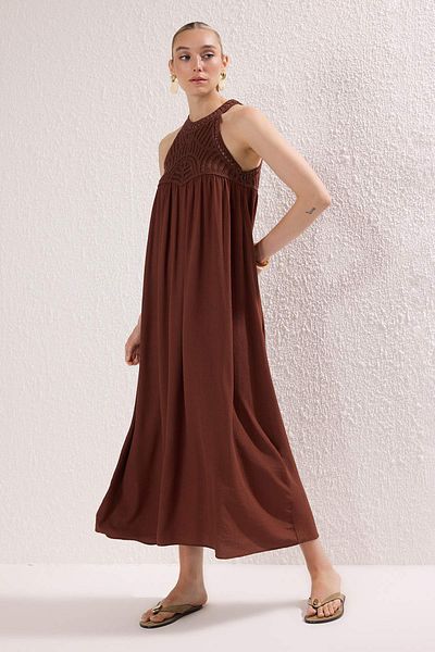 Trendyol Collection Καφέ χαλαρή εφαρμογή με βελονάκι με λεπτομέρειες Maxi υφαντό φόρεμα TWOSS25EL0071