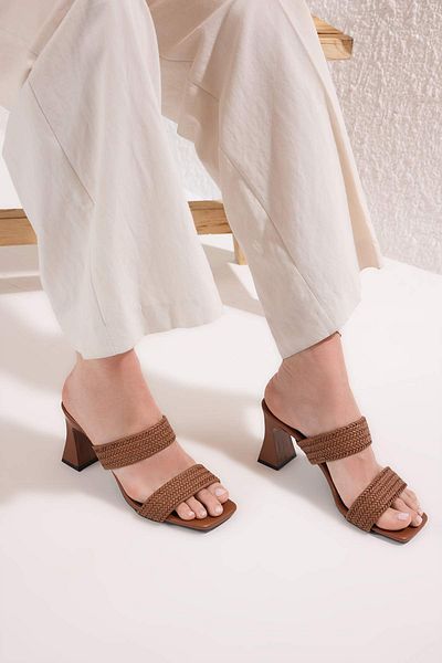 TRENDYOL SHOES Braune gestrickte Damen-Hausschuhe mit Blockabsatz und doppeltem Band TAKSS25TO00107