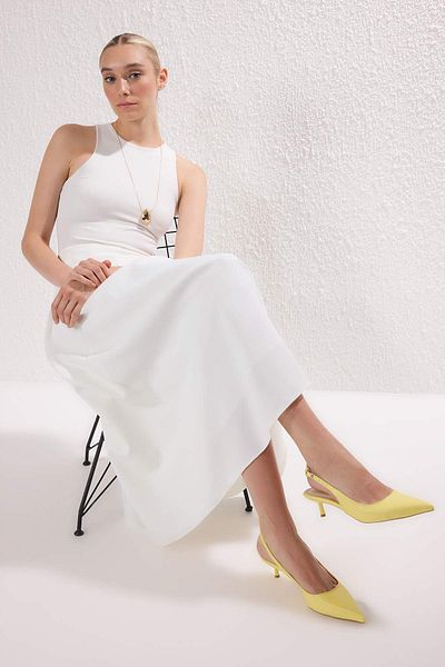 TRENDYOL SHOES Gelbe Lackleder-Schuhe mit spitzer Zehenpartie und Kitten-Heels für Damen, klassische Schuhe mit Absatz TAKSS25TO00005