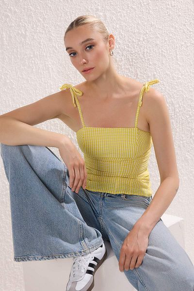 Trendyol Collection Gelb strukturierte Gingham Träger Bluse TWOSS25BZ00574