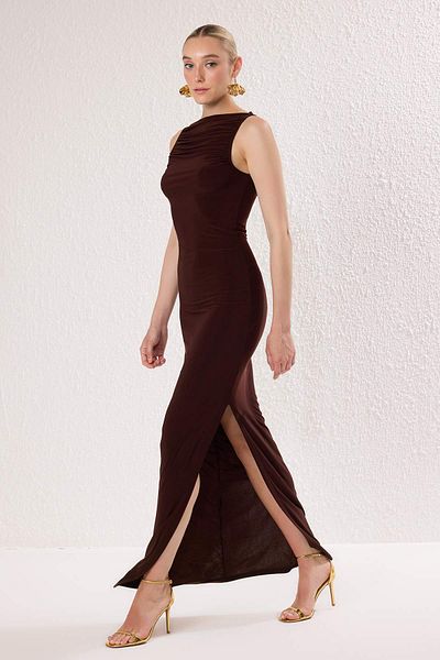 Trendyol Collection Καφέ ίσιο κορδόνι / ντραπέ πλεκτό Sandy Maxi βραδινό φόρεμα και φόρεμα επιστροφής στο σπίτι