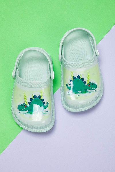 TRENDYOL SHOES Μαλακή μέντα κλειστή μπροστά με φωτισμένη φιγούρα κροκόδειλου Λεπτομερή αγόρια Παιδικά σανδάλια Παντόφλες TAKSS25TE00054