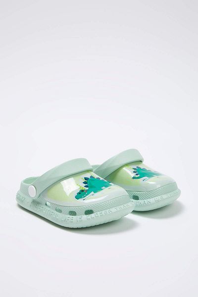 TRENDYOL SHOES Μαλακή μέντα κλειστή μπροστά με φωτισμένη φιγούρα κροκόδειλου Λεπτομερή αγόρια Παιδικά σανδάλια Παντόφλες TAKSS25TE00054