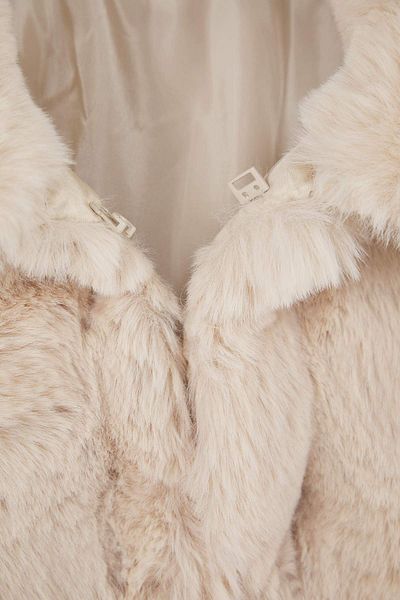 ترينديول كوليكشن معطف فرو كبير الحجم من Ecru Regular Fit TWOAW26AW00004