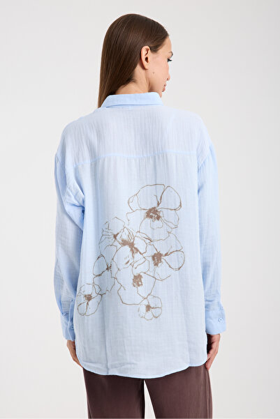 Texclusive قميص نسائي فضفاض بقصة فضفاضة مع تفاصيل طباعة زهور على الظهر