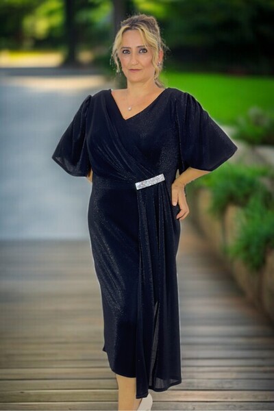 yagmurberen KENDİNDEN SİMLİ V YAKA KESİM GÖĞÜS DRAPELİ TAŞ AKSESUARLI ARA BOY BÜYÜK BEDEN ABİYE ELBİSE