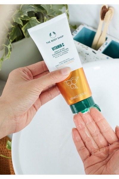 THE BODY SHOP LOTIUNE PENTRU SPALAT SI EXFOLIAT TENUL VITAMIN C 100 ML