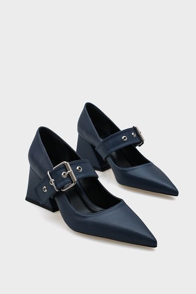 Capone Outfitters Roda Damenschuhe mit spitzer Zehenpartie und mittelhohem Absatz und Metallschnalle