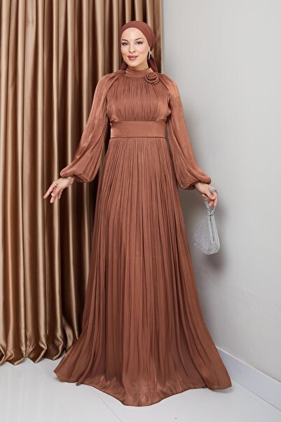 Olcay Blumendetailliertes, plissiertes Hijab-Abendkleid aus Yoryo-Seide TABA ...