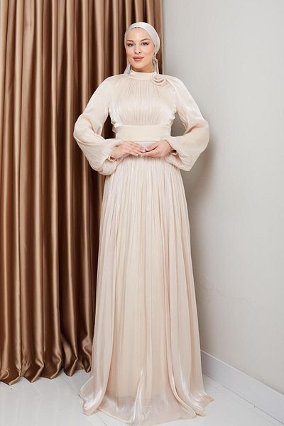 Olcay Blumendetailliertes, plissiertes Hijab-Abendkleid aus Yoryo-Seide CREAM 1240