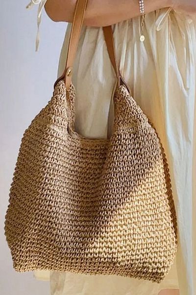 FASHION COCKTAIL Плетена лятна бохемска чанта от мека слама с кожена дръжка и вътрешен джоб с копчета