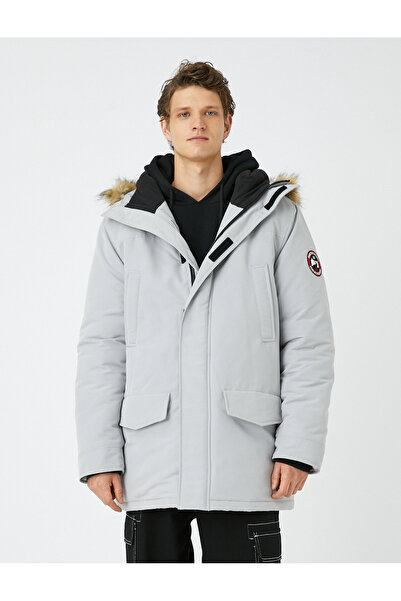 Koton Anorak mit Kapuze aus Kunstpelz – mit Reißverschluss und aufgedrucktem Etikett