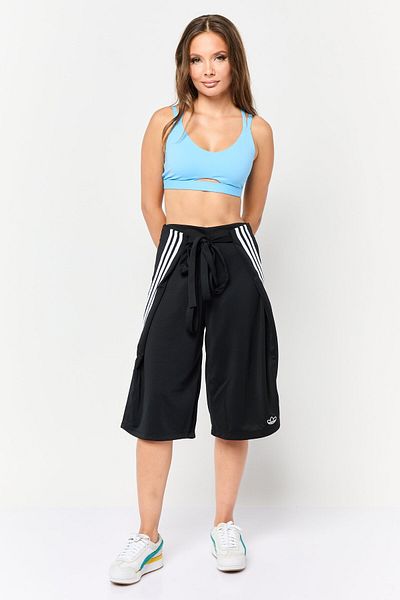 adidas شورت رياضي نسائي مناسب للأنشطة الخارجية بحزام، أسود