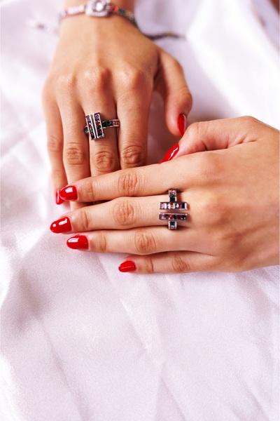 DORA-SS خاتم من الفولاذ للموسم الجديد مع تفاصيل من الأحجار الكريمة الملونة