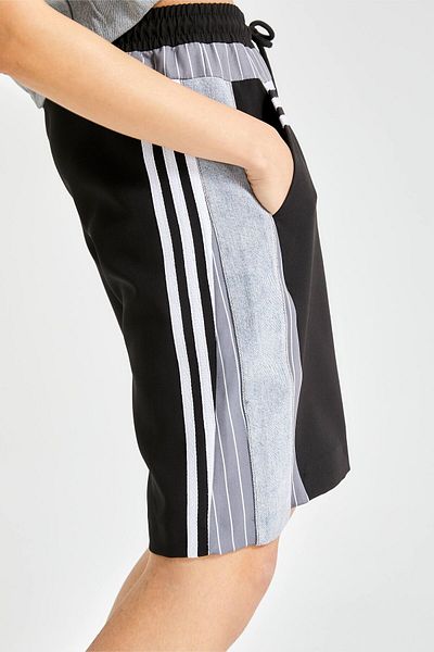 its basic Women's Gray Color Denim Fabric Fragmented Maxi Size Stripe Detailed Design Shorts