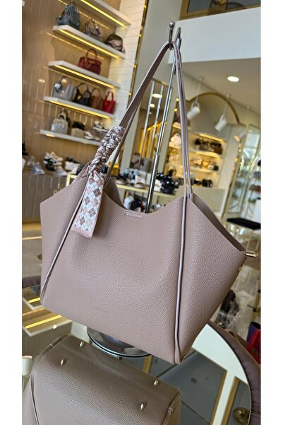 KRISTE BELL حقيبة نسائية من الجلد الناعم المستورد بثلاثة أقسام وحزام طويل