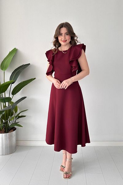 MaziButik Φόρεμα Crepe με βολάν ώμου Μπορντό