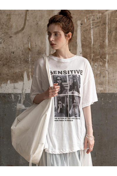 ELNOYA تي شيرت مريح برقبة دائرية مطبوع عليه "حساس" من القطن الأبيض للجنسين