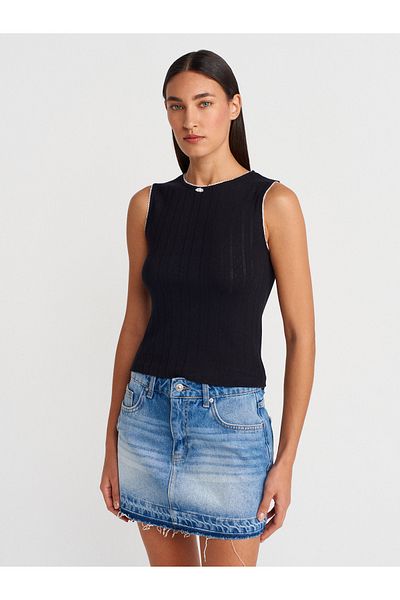 Dilvin 31835 Rose Detailed Sleeveless Top-Black
